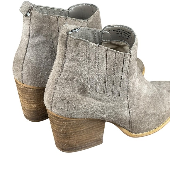 Amelia Grace booties 7M leather upper 2 1/2" heel beige color - Picture 11 of 13